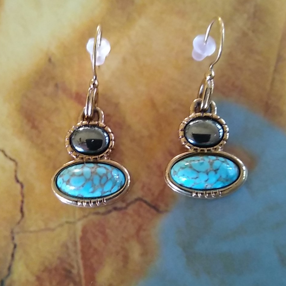 ♥️SOLD!♥ Claiborne Gold Turquoise & Onyx Earrings - Picture 3 of 6